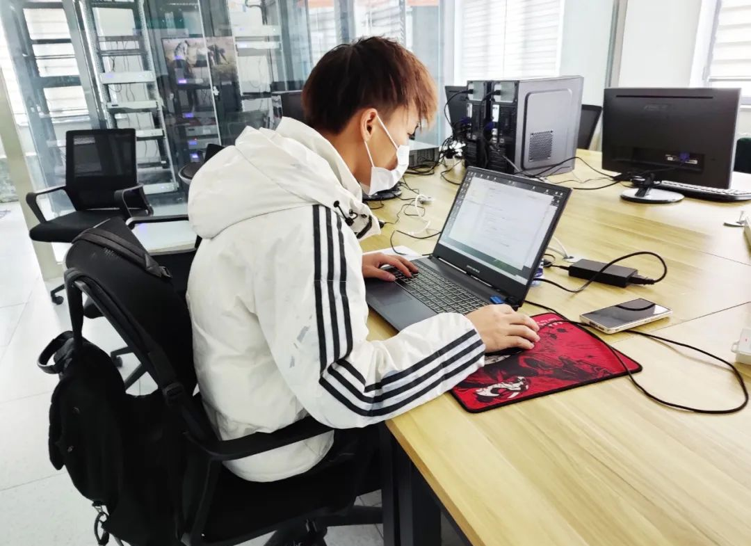 服务客户，UG环球国际人是认真的!